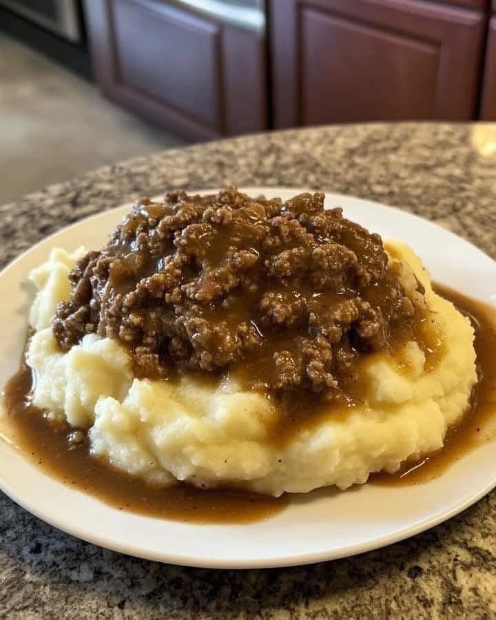 Ground beef and gravy over mashed potatoes